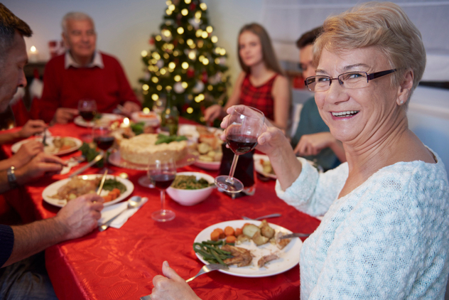 Abuela sonriendo durante cena navideña